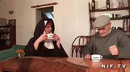Hogyan élhetsz együtt a szüleiddel, és nem baszod meg pornó videók online a mostohaanyádat?.