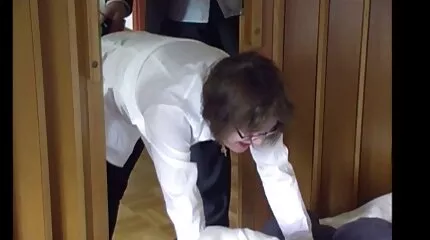 Kibaszott egy gyönyörű seggét egy karcsú, krasznai tünde sex video természetes mellű lánynak a konyhában.