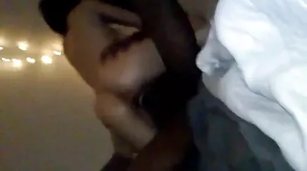 Egy érett csaj ül a sex ingyen videok farkason, mintha trónon ülne.