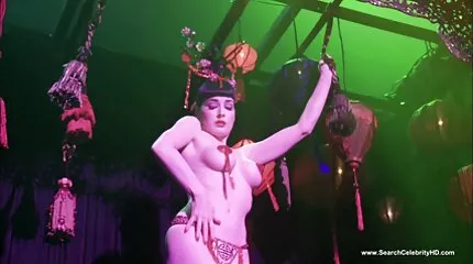 A fekete nő ügyesen leszedte ingyen pornó szex a fehér srácot, amiért a híd alatt baszott.