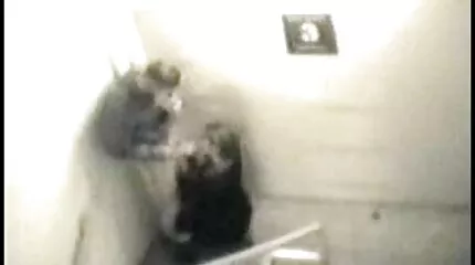 Megégettem, hogy a ingyen pornó rajzfilm barátom farmerja a fenekén megrepedt, és rohantam segíteni.