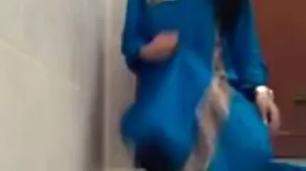 Lariskát legalább azért kellett volna csicsolina porno duzzogni, hogy a hatalmas melleit nézze.
