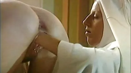 A csávó beledugta egy orosz farkat egy karcsú szőke online pornofilmek seggébe.