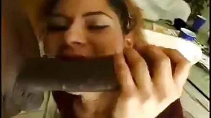 Nyugtalan férj ingyen erotikus videok és feleség szexelnek otthon különböző pozíciókban.