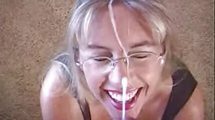 MILF ingyen szex videok online megragadta a pincért a golyóknál fogva, és többé nem engedi el.