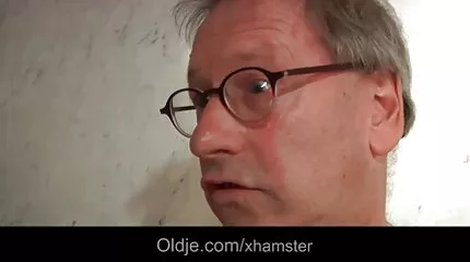 Ravasz tesó megbasz egy fiatal xex filmek ingyen és nagyon csinos nővért.