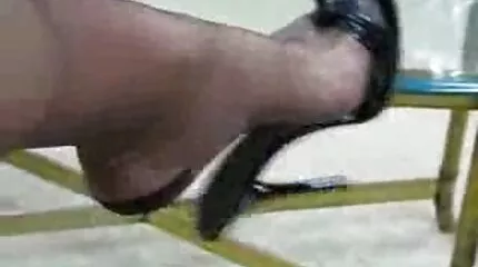 A ingyen szex pornó lány szűznek adta ki magát, ő pedig úgy tett, mintha hinné.