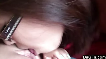 A karcsú magyarul beszélő pornó nővér a homlokát ráncolta hiszékeny testvérére.