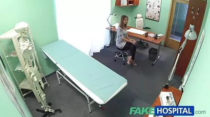 A férj elfordult, a kövér feleség pedig pornó ingyen már a fián ül.