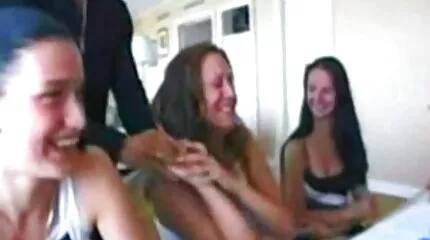 Az egyik elöl, a másik csokoládéban, anya fia pornovideok de a száj nem jár!.