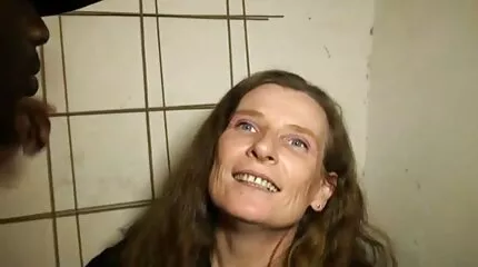 Ki, ha nem egy gondoskodó anya, megtanítja az ingyen sexfilm igazi szexet.