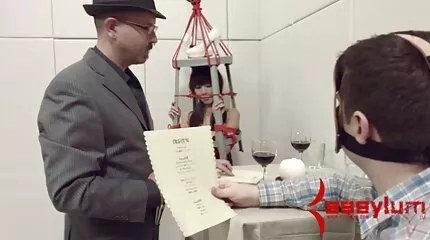 Anya elment a dachába, apám, bátyám és én jól szórakozunk, ahogy csak szexvideok mobilra tudjuk!.
