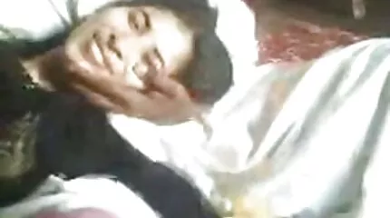 Éhes ingyen csaladi porno férfi egy kövér nőt baszik kövér szamárban.